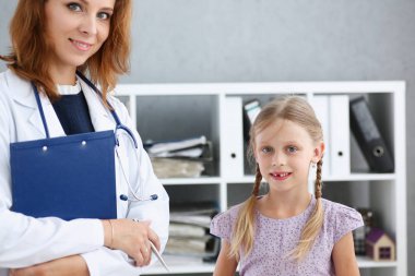 Çocuk doktoru resepsiyonda küçük çocuk