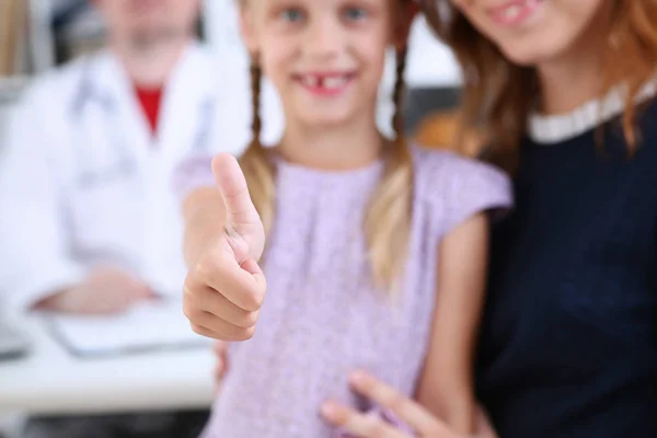 Glimlachend kleine kind geneeskunde en arts tonen Ok teken — Stockfoto