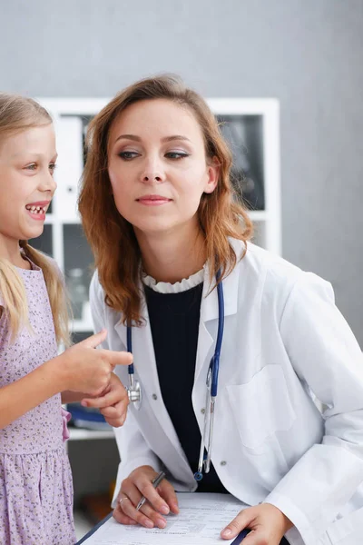 Klein kind bij de kinderarts Receptie — Stockfoto