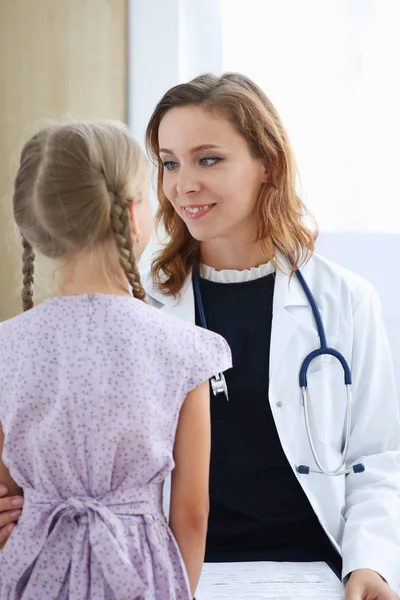 Çocuk doktoru resepsiyonda küçük çocuk