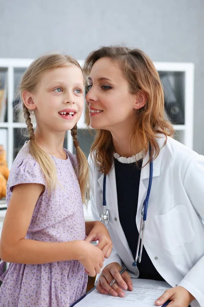 Criança pequena na recepção do pediatra — Fotografia de Stock