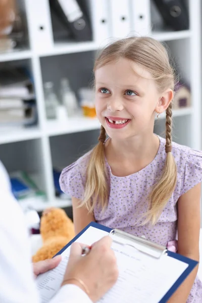 Küçük çocuk ile anne çocuk doktoru resepsiyonda — Stok fotoğraf