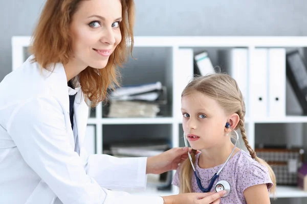 Criança pequena na recepção do pediatra — Fotografia de Stock