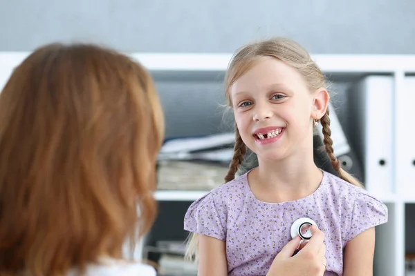 Lilla barnet barnläkare receptionen — Stockfoto