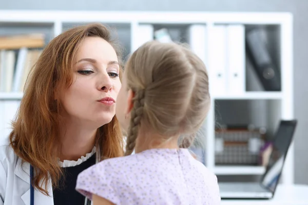 Lilla barnet barnläkare receptionen — Stockfoto