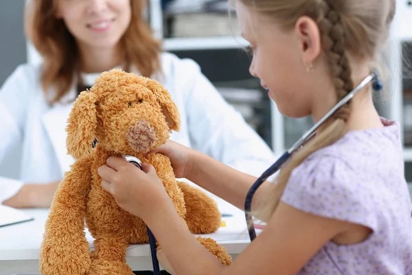 Litet barn med stetoskop läkare receptionen — Stockfoto