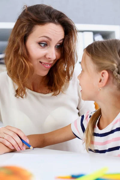 Loira sorrindo menina segurar no desenho do lápis de braço — Fotografia de Stock