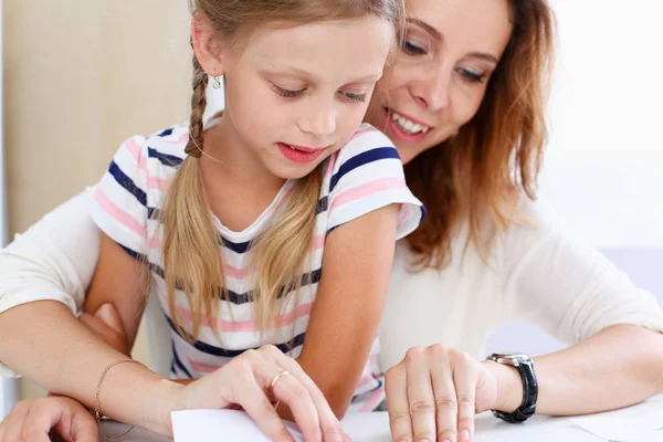 Blond meisje glimlachend maken papier vliegtuig — Stockfoto