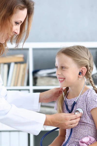 Kleines Kind beim Kinderarzt — Stockfoto