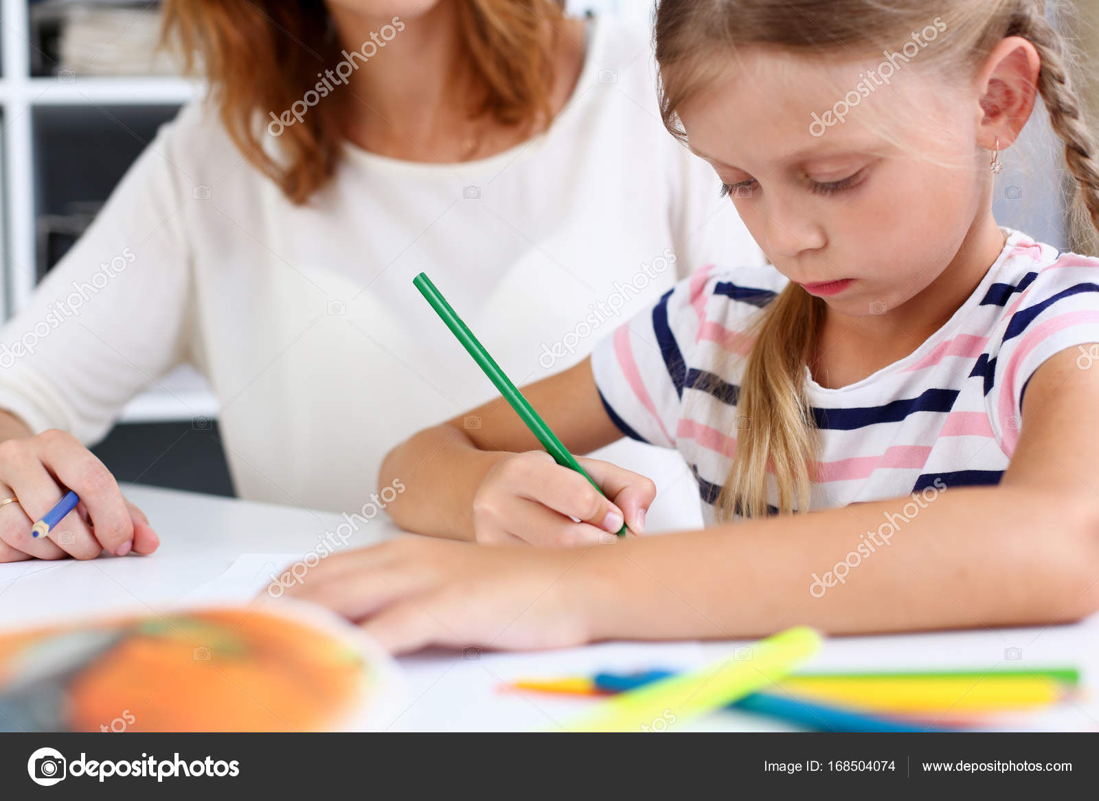 Blonde Souriante Petite Fille Tenir En Dessin Au Crayon Bras