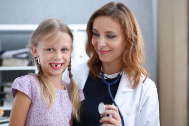 Çocuk doktoru resepsiyonda küçük çocuk