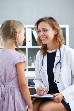 Çocuk doktoru resepsiyonda küçük çocuk