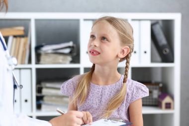 Küçük çocuk ile anne çocuk doktoru resepsiyonda