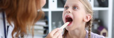 Çocuk doktoru resepsiyonda küçük çocuk