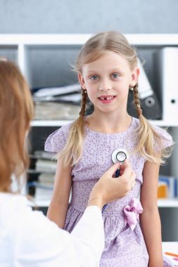 Çocuk doktoru resepsiyonda küçük çocuk