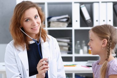 Çocuk doktoru resepsiyonda küçük çocuk