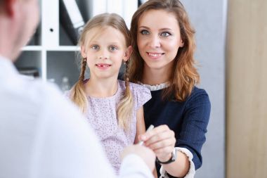 Küçük çocuk ile anne çocuk doktoru resepsiyonda