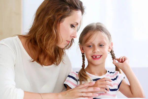 Rubia poco lectura junto con mamá —  Fotos de Stock