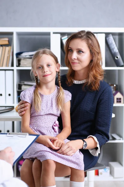 Kind mit Mutter beim Kinderarzt-Empfang — Stockfoto