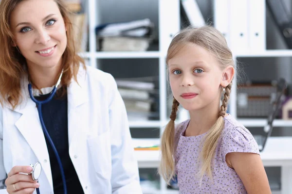 Çocuk doktoru resepsiyonda küçük çocuk