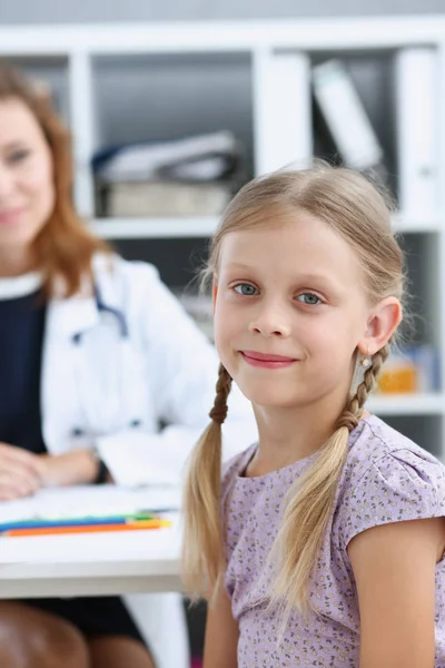 Klein kind bij de kinderarts Receptie — Stockfoto