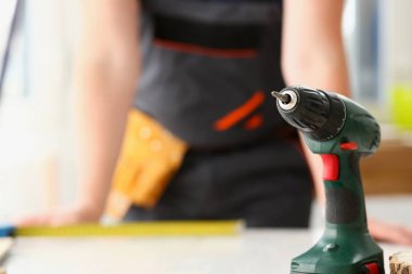 Elektrikli matkap closeup kullanarak alt kollarından