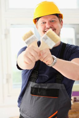 Gülümseyen alt kolu tut fırça portre