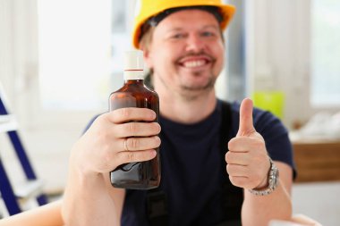 Sarı kask içinde sarhoş alt kolunu göster Tamam