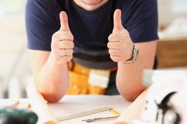 Kol alt gösterinin onaylamak parmak işaretiyle