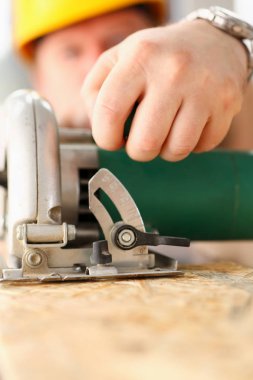 Elektrik kullanarak alt kollarından closeup gördüm. El ile iş işyeri, DIY ilham, iyileştirme, düzeltme Dükkanı, sarı kask, baret, sanayi başlangıç fikir, endüstriyel eğitim, meslek kariyer kavramı