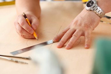Silah alt yapı planı yapma kağıt closeup ölçekli. El ile iş, DIY ilham, iyileştirme iş, düzeltme Dükkanı grafik, sanayi başlangıç, işyeri fikir, tasarımcı kariyer, endüstriyel eğitim