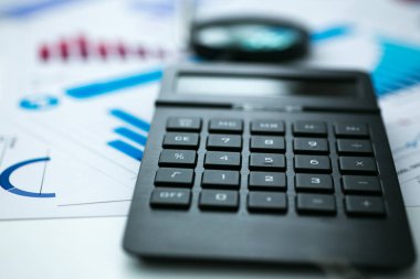 Siyah hesap makinesi ve infographics mali istatistikler