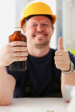 Sarı kask içinde sarhoş alt kolunu göster Tamam