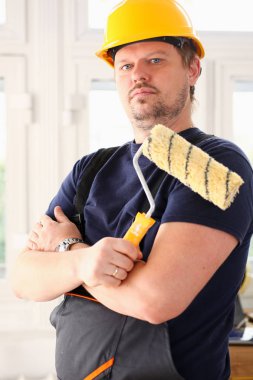 Gülümseyen alt tutun fırça portre