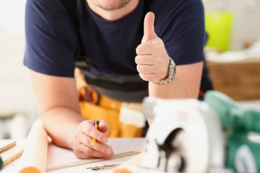 Kol alt gösterinin onaylamak parmak işaretiyle