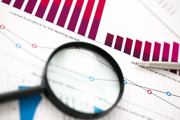 Estatísticas financeiras Documentos no quadro — Fotografia de Stock