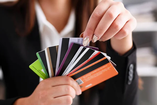 Vrouwelijke arm houden bos van creditcards — Stockfoto