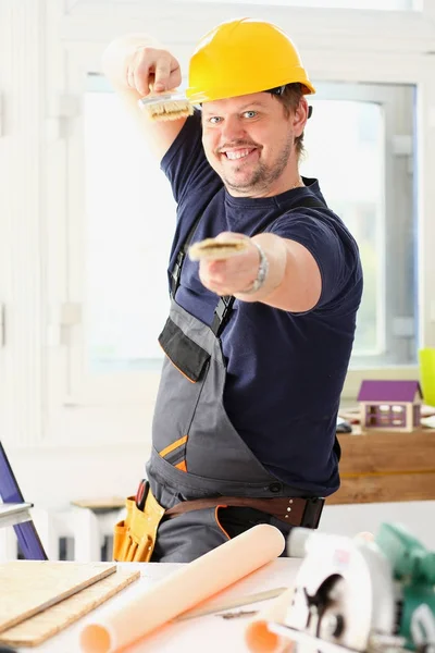 Arm van lachende werknemer houden borstel portret — Stockfoto