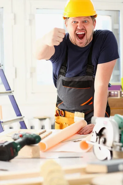 Sorrindo trabalhador engraçado no capacete amarelo posando — Fotografia de Stock