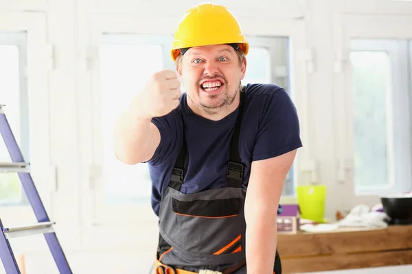Sarı kask poz içinde gülümseyen komik işçi — Stok fotoğraf