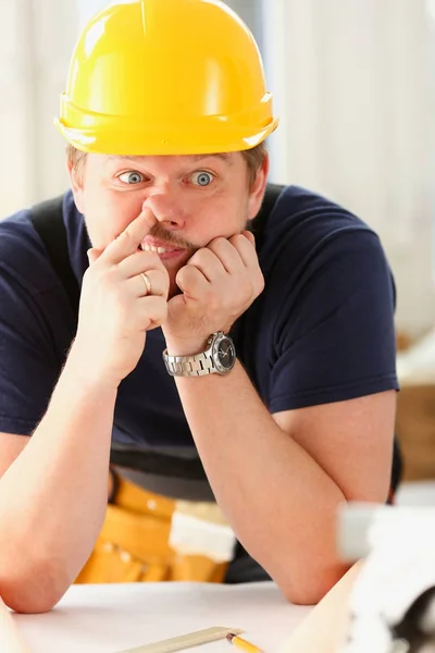 Usmívající se legrační pracovník žlutá helma suport — Stock fotografie