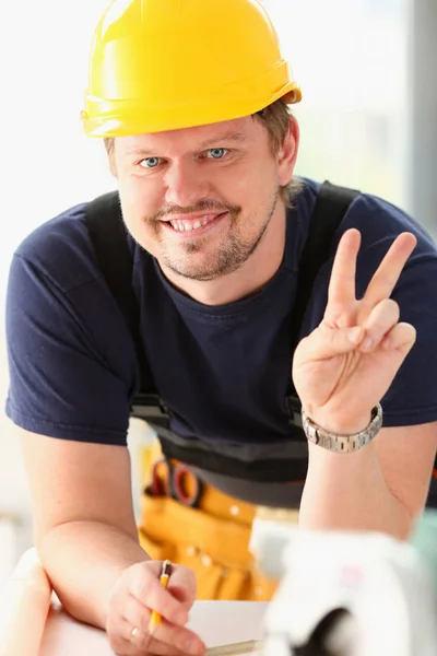 Sarı kask poz içinde gülümseyen komik işçi — Stok fotoğraf