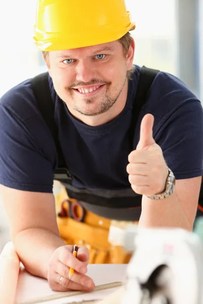 Lächelnder Arbeiter mit gelbem Helm — Stockfoto