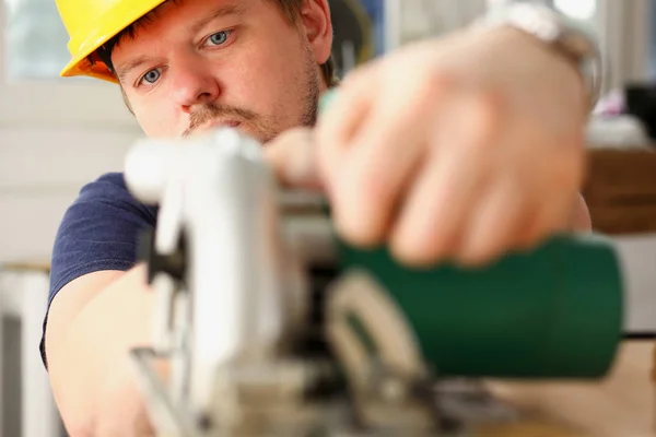 Werknemer Met Behulp Van Elektrische Zag Portret Handmatige Baan Werkplek — Stockfoto