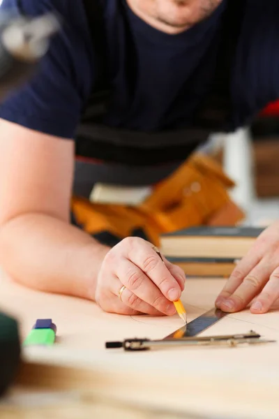 Bracci Operaio Che Fanno Piano Strutturale Carta Scala Ravvicinata Lavoro — Foto Stock