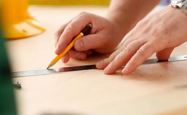 Bracci di lavoratori che fanno piano strutturale — Foto Stock