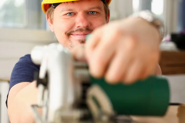 Trabalhador usando retrato de serra elétrica — Fotografia de Stock