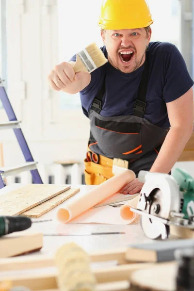 Braço de trabalhador sorridente segurar retrato escova — Fotografia de Stock