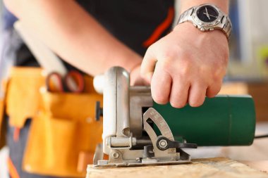 Elektrik kullanarak alt kollarından closeup gördüm