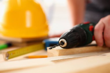 Elektrikli matkap closeup kullanarak alt kollarından